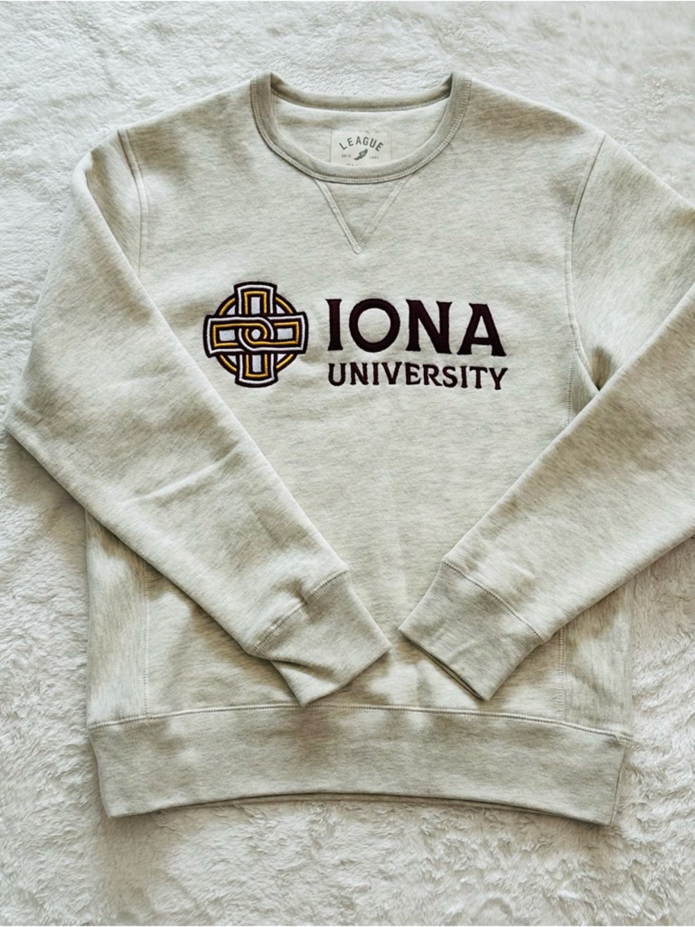 League Iona University Gaels Crewneck Sweatshirt Oatmeal Gray Small Embroidered
